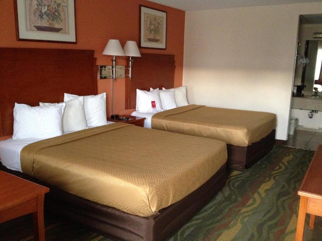 Econo Lodge Mcpherson מראה חיצוני תמונה