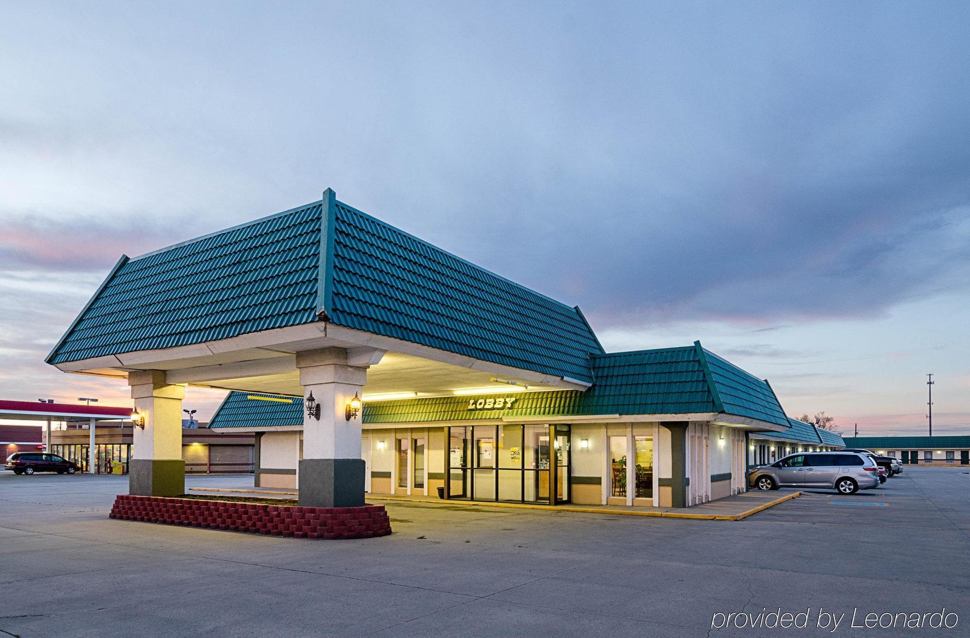 Econo Lodge Mcpherson מראה חיצוני תמונה