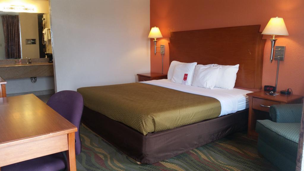 Econo Lodge Mcpherson מראה חיצוני תמונה