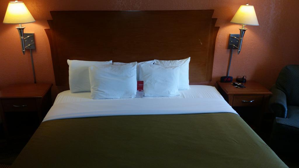 Econo Lodge Mcpherson מראה חיצוני תמונה