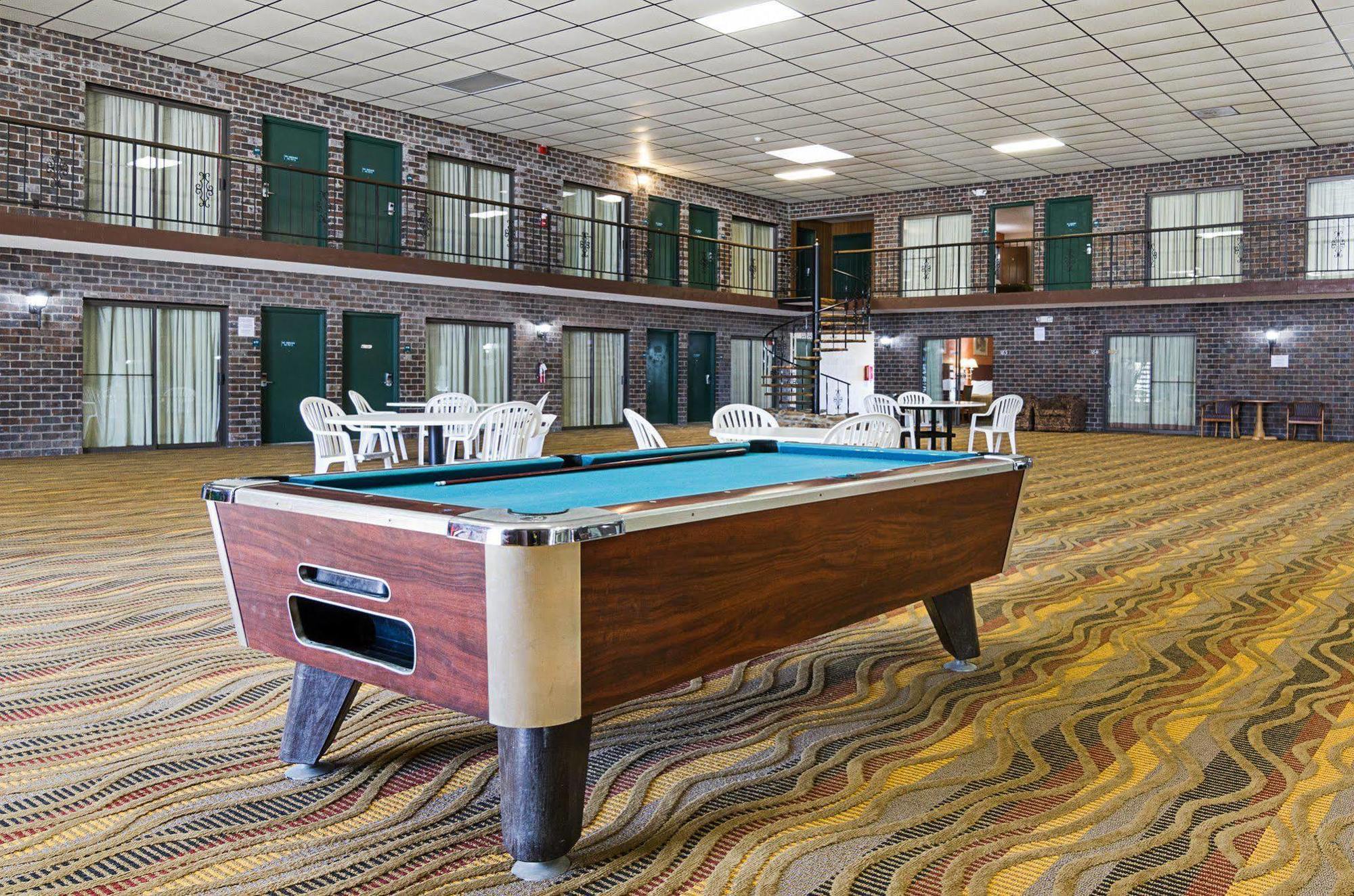 Econo Lodge Mcpherson מראה חיצוני תמונה